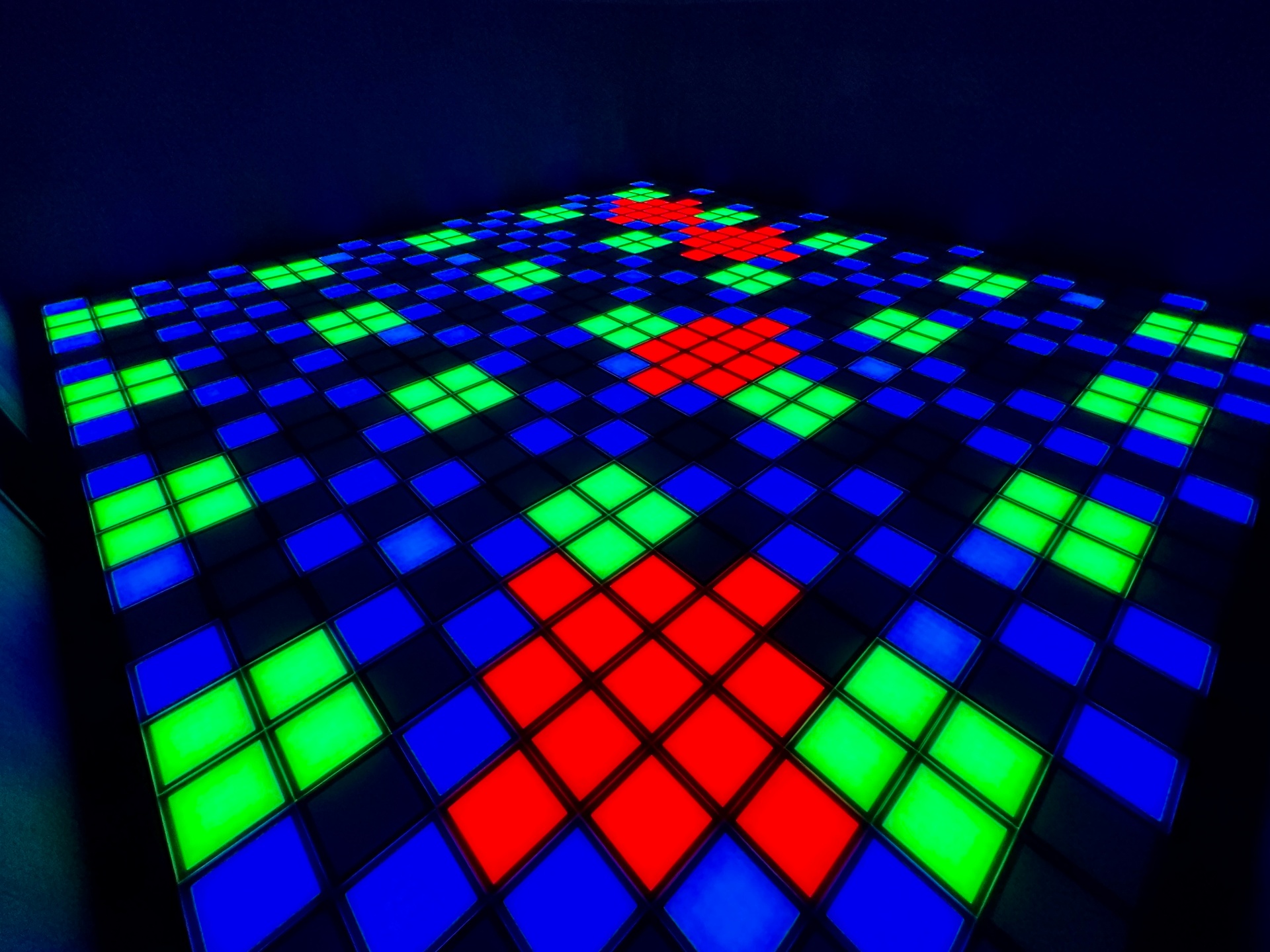 Interaktiver LED-Boden Floor is Lava bei Game Night mit leuchtenden Spielfeldern für bis zu 8 Spieler