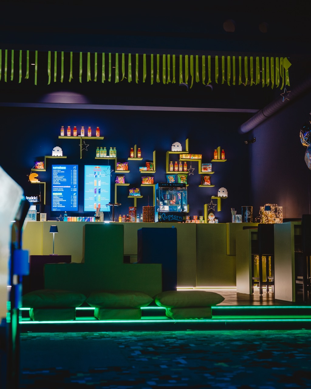 Bar- und Snackbereich bei Game Night Sindorf mit Softdrinks, Kaffee und Snacks direkt am Spielfeld