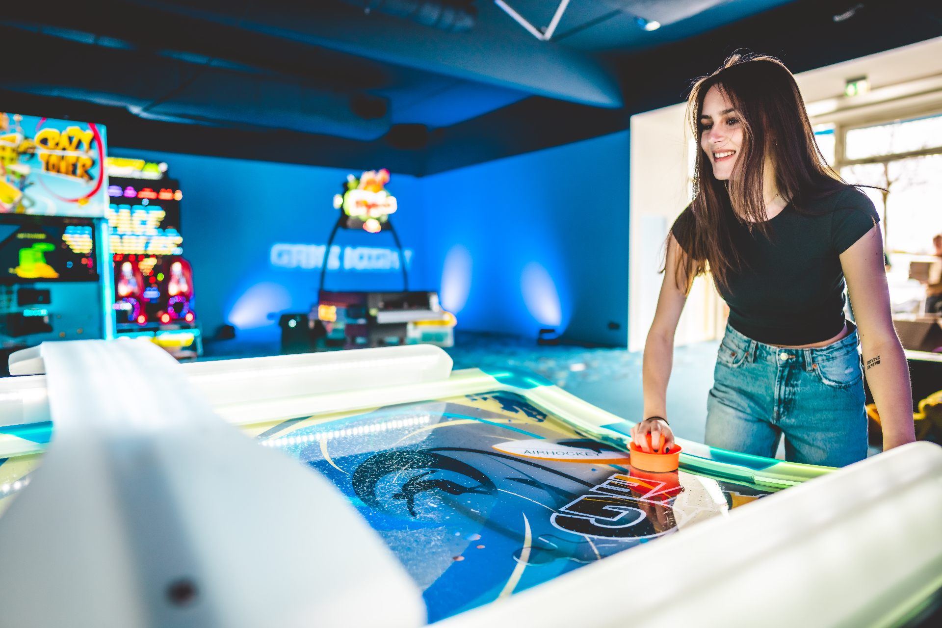 Weitwinkelblick in die 800 m² große Game Night Arcade-Halle in Kerpen-Sindorf mit zahlreichen leuchtenden Spielautomaten